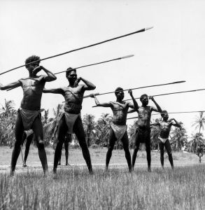 australian-hunter-gatherers-throwing-spears.jpg